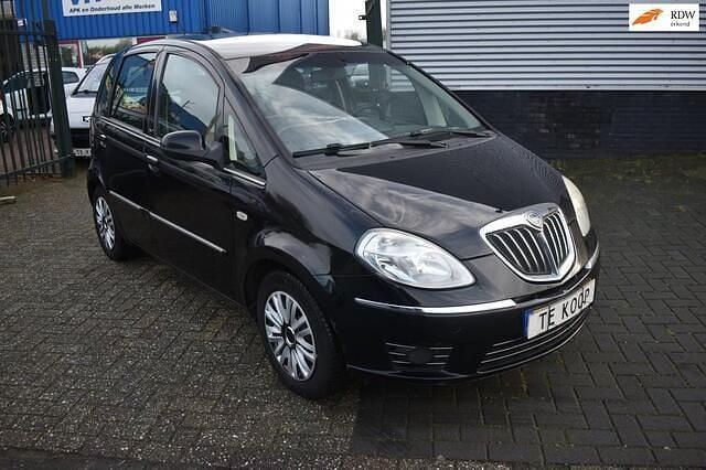 Zwart Gebruikt 2010 Lancia Musa S MPV | € 3.750 (Eerlijke prijs) - Afbeelding 1/4