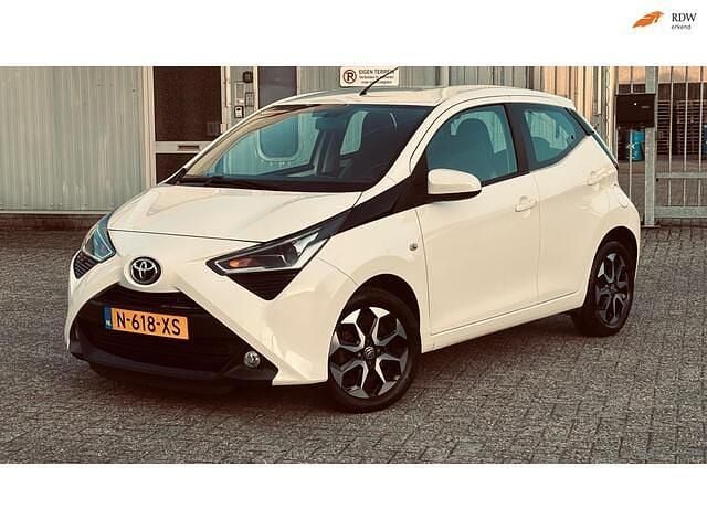 Wit Gebruikt 2018 Toyota Aygo X-play Hatchback | € 7.950 (Goede deal) - Afbeelding 1/4