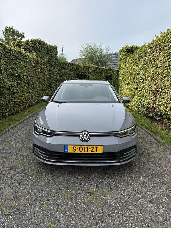 Grijs Occasion 2021 VW Golf VIII Stationwagen | € 19.000 (Goede deal) - Afbeelding 1/4