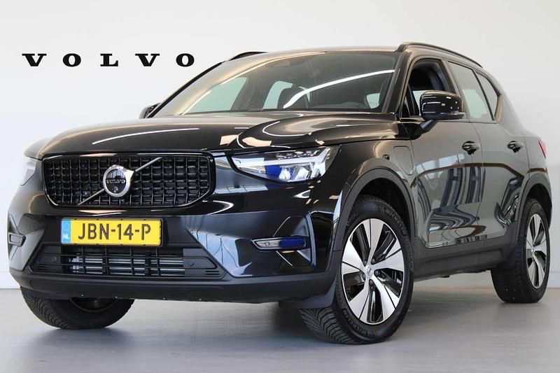 Zwart Gebruikt 2023 Volvo XC40 Plus SUV | € 43.900 (Iets duurder) - Afbeelding 1/4