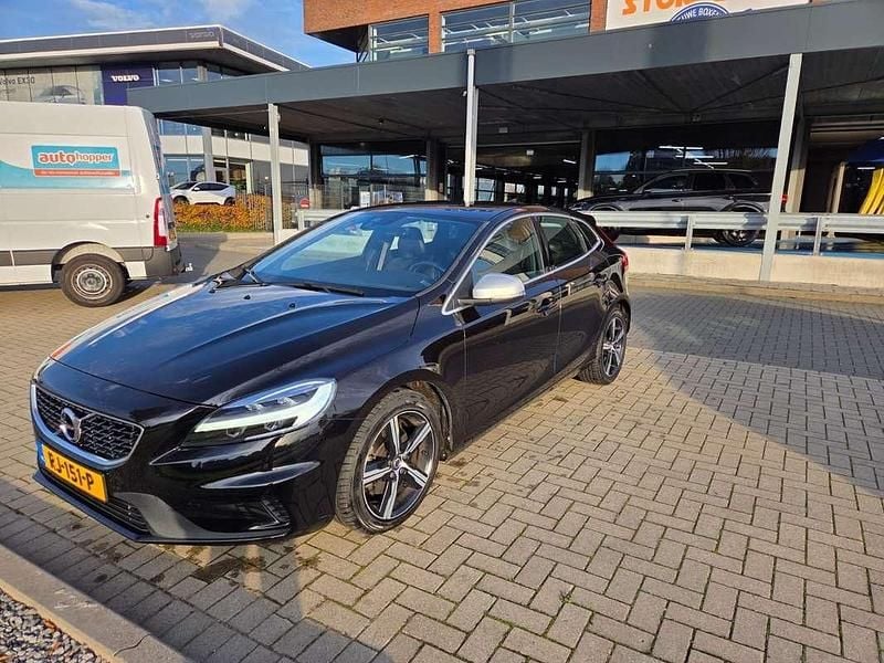 Zwart Gebruikt 2017 Volvo V40 R-Design Hatchback | € 17.500 (Eerlijke prijs) - Afbeelding 1/4