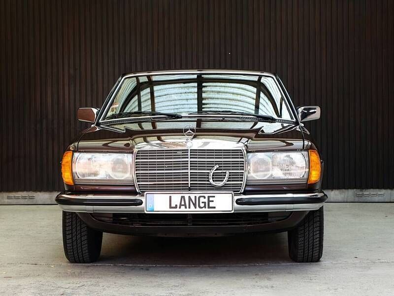 Bruin480 manganbraun metallic Gebruikt 1983 Mercedes 230 Coupé | € 49.980 - Afbeelding 1/4