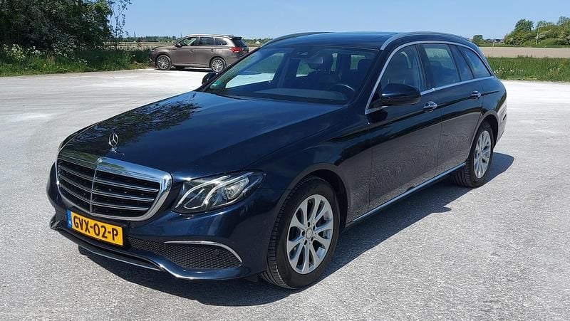 Blauw (metallic) Gebruikt 2018 Mercedes E250 Premium Plus Stationwagen | € 21.500 (Super prijs) - Afbeelding 1/4