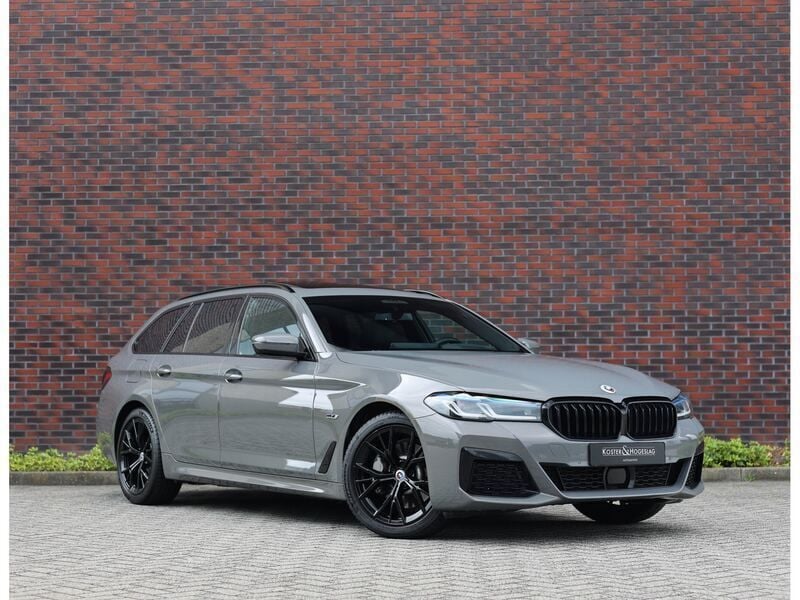 Grijs Gebruikt 2022 BMW 530 Shadowline Stationwagen | € 47.950 (Duur) - Afbeelding 1/4