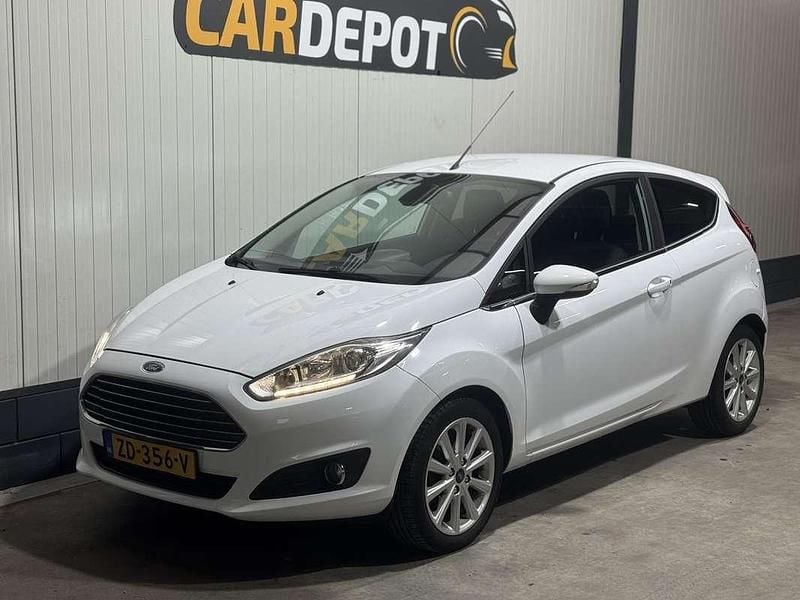 Wit Occasion 2016 Ford Fiesta Titanium Hatchback | € 4.499 (Goede deal) - Afbeelding 1/4
