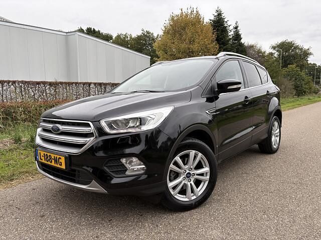 Zwart Gebruikt 2017 Ford Kuga Titanium SUV | € 12.950 (Eerlijke prijs) - Afbeelding 1/4