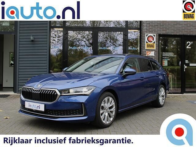 Blauw Gebruikt 2024 Skoda Superb First Edition Stationwagen | € 37.745 - Afbeelding 1/4