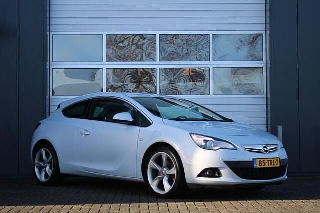 Wit (metallic) Occasion 2012 Opel Astra GTC Sport Hatchback | € 5.999 (Eerlijke prijs) - Afbeelding 1/4