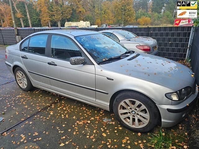 Grijs Gebruikt 2002 BMW 316 Sedan | € 2.499 (Eerlijke prijs) - Afbeelding 1/4