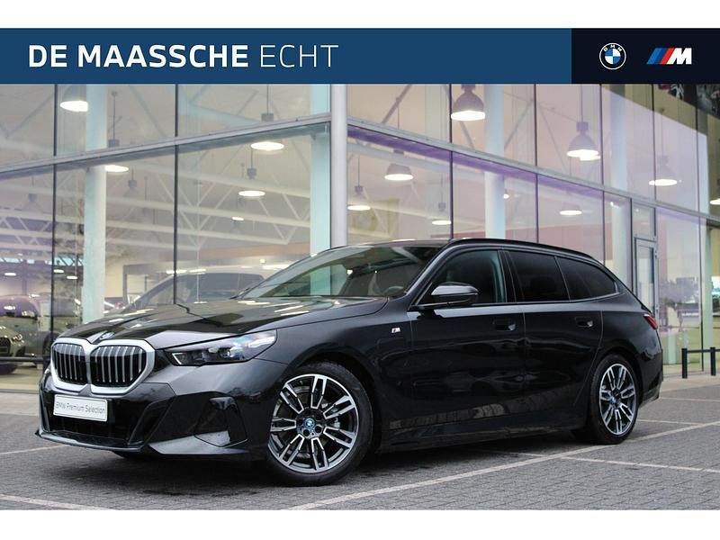 Zwart Gebruikt 2024 BMW 530e M Sport Stationwagen | € 59.950 - Afbeelding 1/4