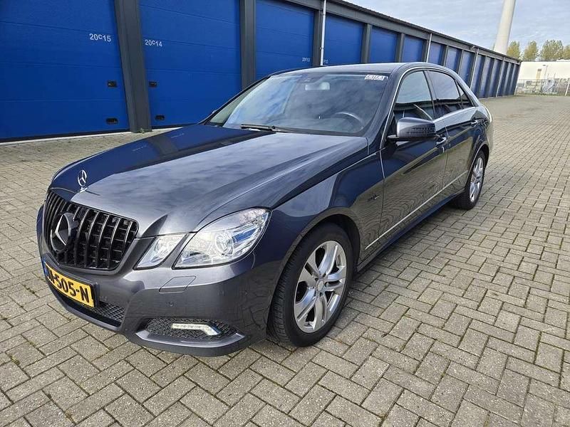 Grijs Gebruikt 2009 Mercedes E200 Sedan | € 8.200 (Eerlijke prijs) - Afbeelding 1/4