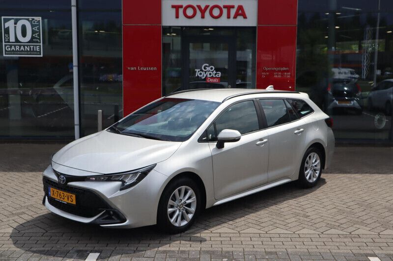 Grijs, metallic lak Gebruikt 2024 Toyota Corolla Active Stationwagen | € 28.490 (Eerlijke prijs) - Afbeelding 1/4