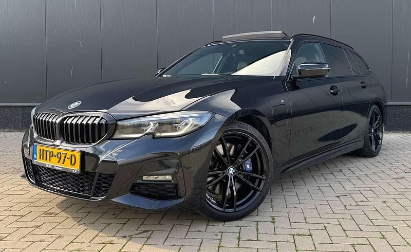 Zwart Gebruikt 2022 BMW 330e Stationwagen | € 38.950 (Goede deal) - Afbeelding 1/4