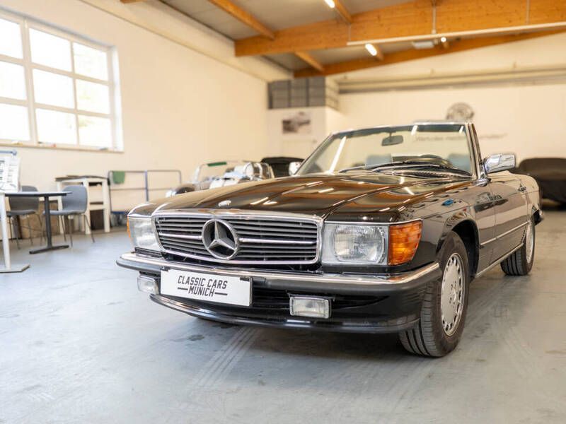 Zwart Gebruikt 1986 Mercedes 560 Cabriolet | € 29.900 - Afbeelding 1/4