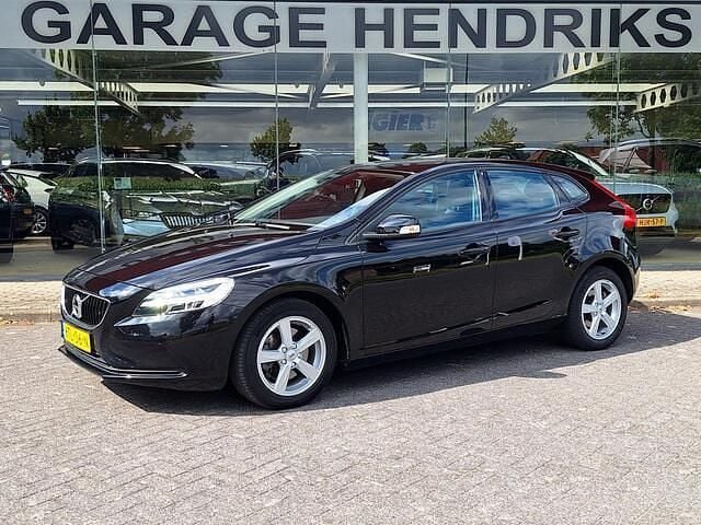 Zwart Gebruikt 2018 Volvo V40 Momentum Stationwagen | € 14.940 (Eerlijke prijs) - Afbeelding 1/4