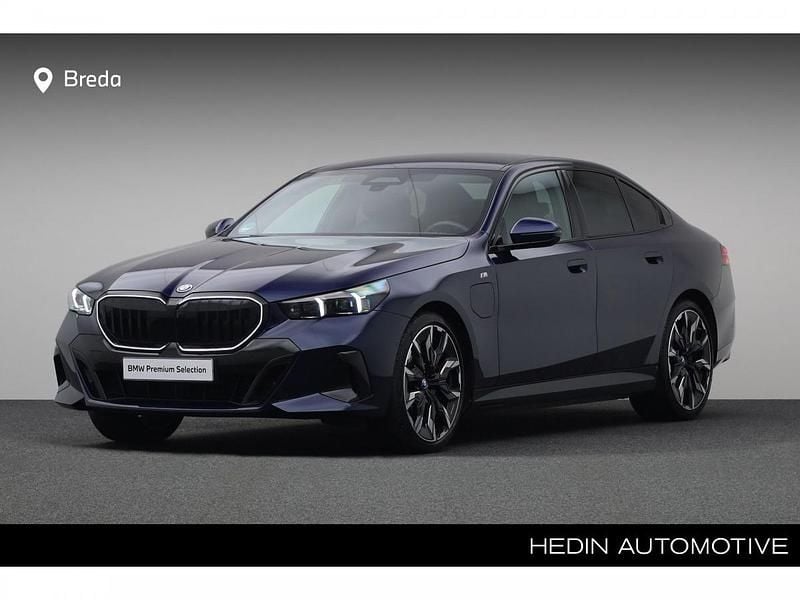 Blauw Occasion 2025 BMW 550e Sedan | € 77.880 (Super prijs) - Afbeelding 1/4