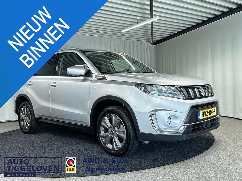 Grijs Gebruikt 2023 Suzuki Vitara SUV | € 26.590 (Eerlijke prijs) - Afbeelding 1/4