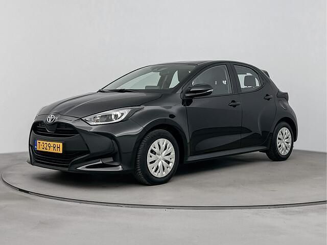Zwart metallic Occasion 2023 Toyota Yaris Active Hatchback | € 21.200 (Eerlijke prijs) - Afbeelding 1/4
