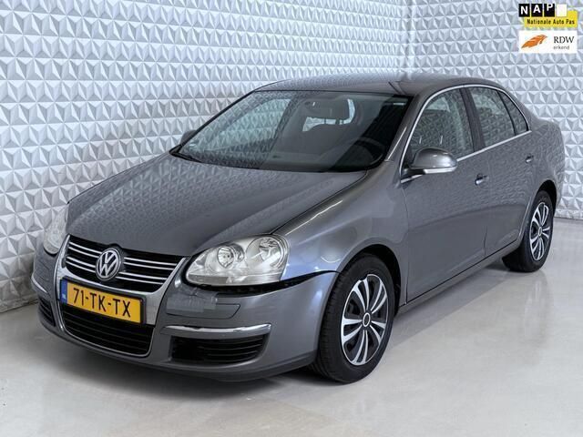 Grijs Gebruikt 2006 VW Jetta Sedan | € 1.499 - Afbeelding 1/4