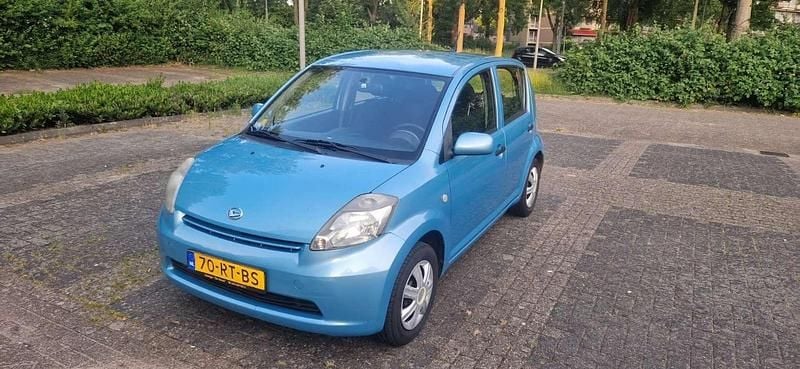 Blauw Gebruikt 2005 Daihatsu Sirion Hatchback | € 1.250 (Eerlijke prijs) - Afbeelding 1/4