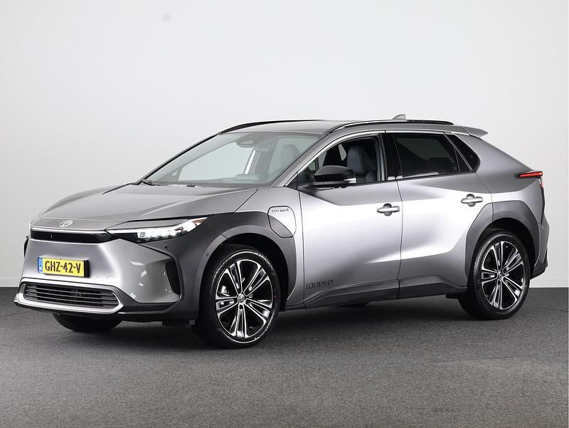 Grijs metallic Occasion 2023 Toyota bZ4X Premium SUV | € 38.950 (Eerlijke prijs) - Afbeelding 1/3