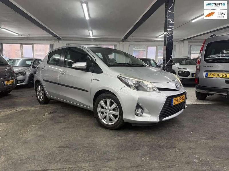 Grijs Occasion 2014 Toyota Yaris Hybrid Hatchback | € 11.350 (Goede deal) - Afbeelding 1/4