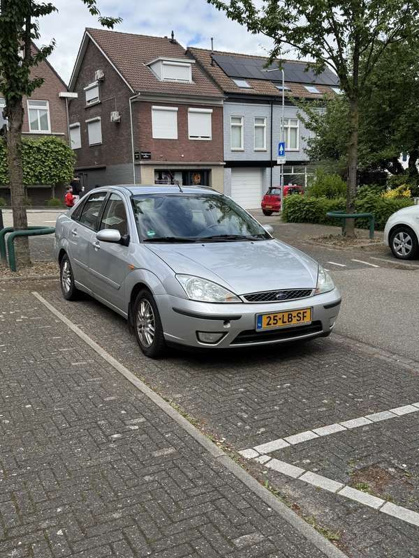 Grijs Gebruikt 2002 Ford Focus Ghia Sedan | € 600 (Super prijs) - Afbeelding 1/4