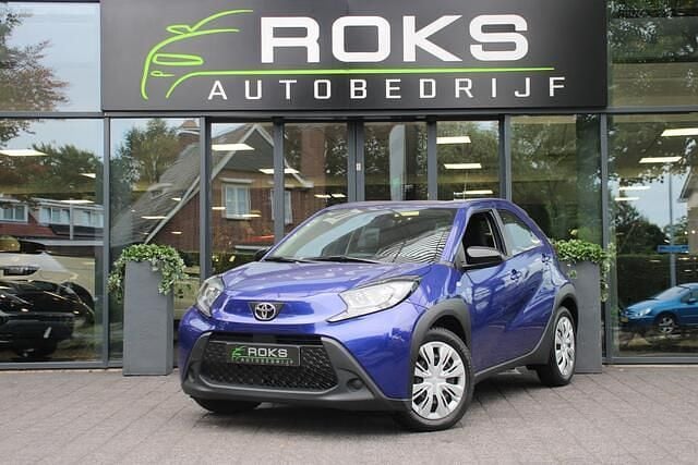 Blauw Gebruikt 2024 Toyota Aygo Play Hatchback | € 18.950 (Goede deal) - Afbeelding 1/4