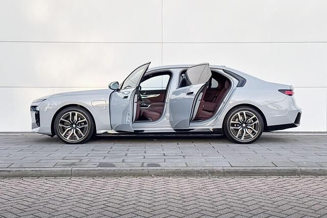 Occasion BMW 750e Comfort Edition 489 PK (359 kW) 2025 M brooklyn grau Sedan