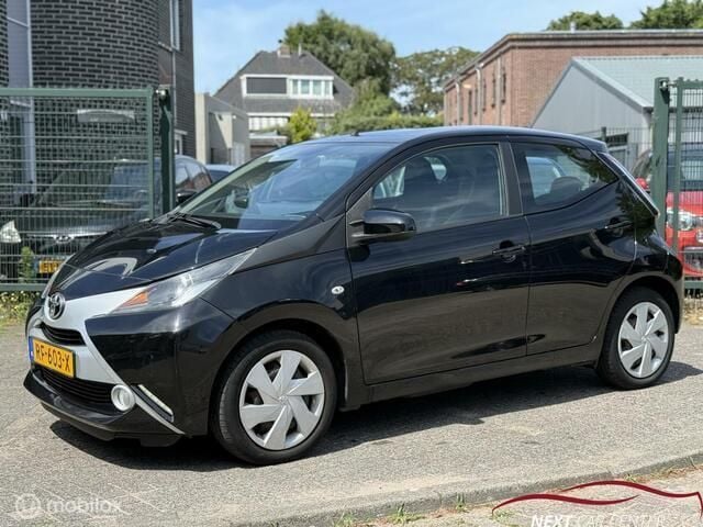 Zwart Gebruikt 2017 Toyota Aygo X-play Hatchback | € 7.650 (Goede deal) - Afbeelding 1/4