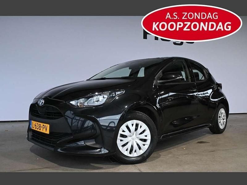 Zwart Gebruikt 2021 Toyota Yaris Hybrid Active Hatchback | € 14.940 (Eerlijke prijs) - Afbeelding 1/4