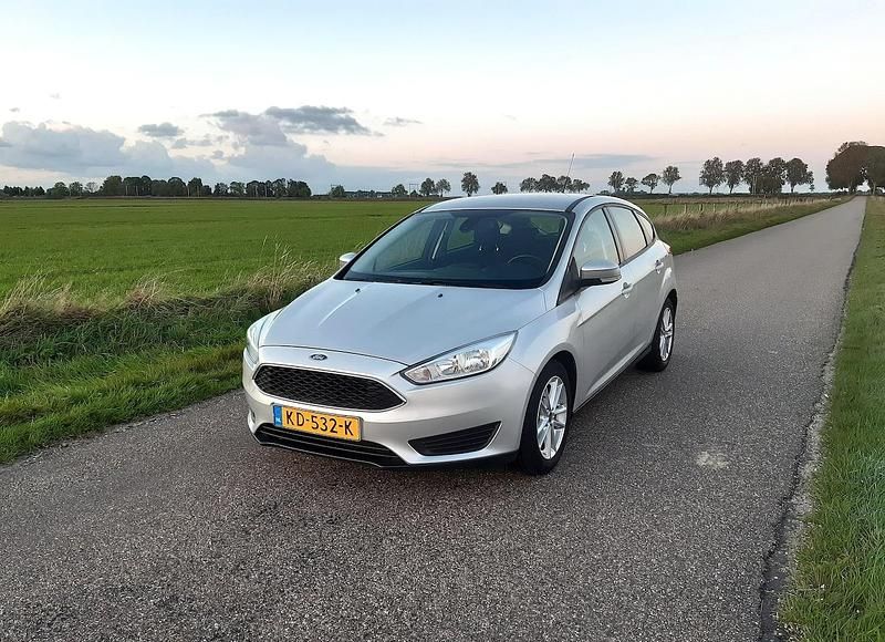 Grijs (metallic) Gebruikt 2016 Ford Focus Trend Hatchback | € 11.500 (Super prijs) - Afbeelding 1/4