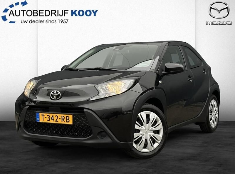 Zwart Gebruikt 2023 Toyota Aygo X Play SUV | € 16.250 - Afbeelding 1/4