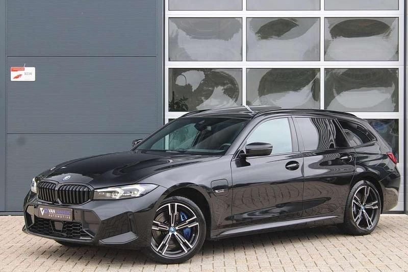 Zwart Gebruikt 2022 BMW 330e M Sport Stationwagen | € 37.450 (Duur) - Afbeelding 1/4