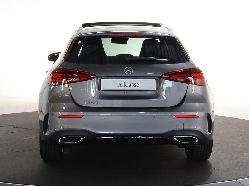 Occasion Mercedes A250 AMG line 218 PK (160 kW) 2025 Grijs, metallic lak Hatchback