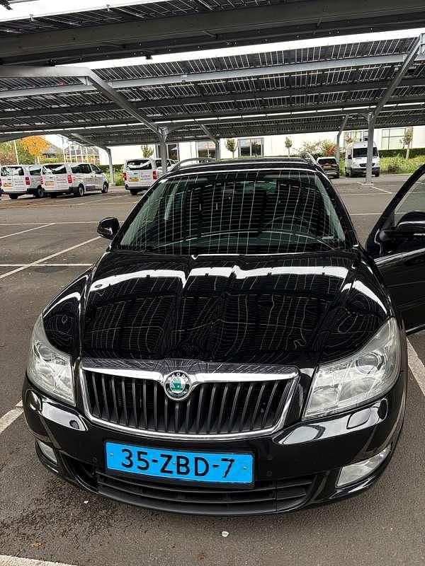 Zwart Occasion 2012 Skoda Octavia Elegance Stationwagen | € 6.000 (Duur) - Afbeelding 1/4
