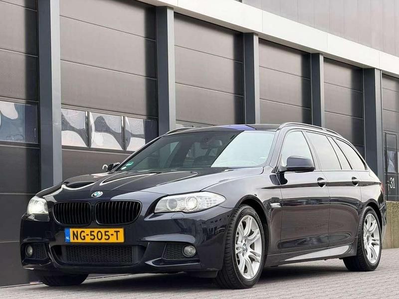 Zwart Gebruikt 2011 BMW 530 M Sport Stationwagen | € 7.750 (Eerlijke prijs) - Afbeelding 1/4