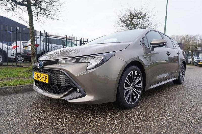 Groen Occasion 2021 Toyota Corolla Business Edition Stationwagen | € 19.945 (Eerlijke prijs) - Afbeelding 1/4