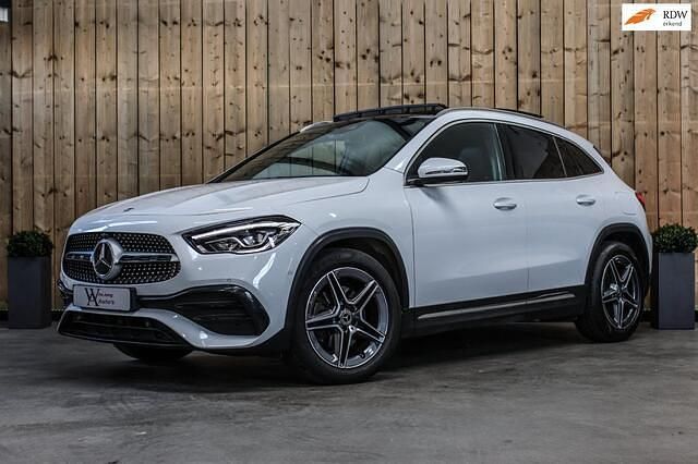 Wit (metallic) Occasion 2021 Mercedes GLA250 AMG line SUV | € 35.950 (Super prijs) - Afbeelding 1/4