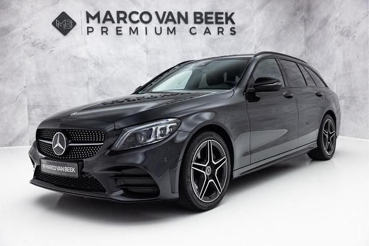 831 grafietgrijs metallic Occasion 2020 Mercedes C180 Premium Stationwagen | € 26.750 (Eerlijke prijs) - Afbeelding 1/3