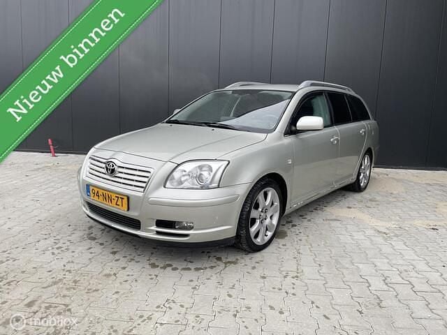 Grijs Occasion 2004 Toyota Avensis Executive Stationwagen | € 2.495 (Eerlijke prijs) - Afbeelding 1/4