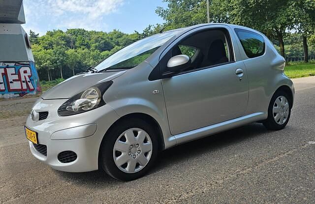 Grijs Gebruikt 2012 Toyota Aygo Hatchback | € 4.950 (Eerlijke prijs) - Afbeelding 1/4