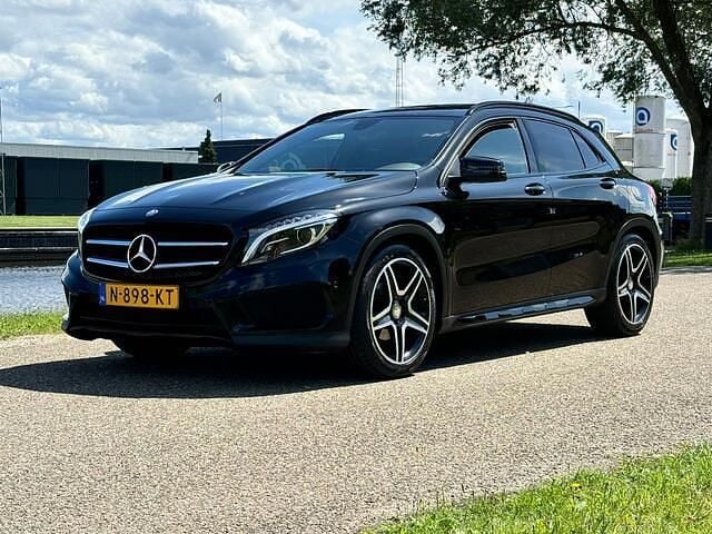 Zwart Gebruikt 2015 Mercedes GLA180 AMG SUV | € 16.750 (Eerlijke prijs) - Afbeelding 1/4