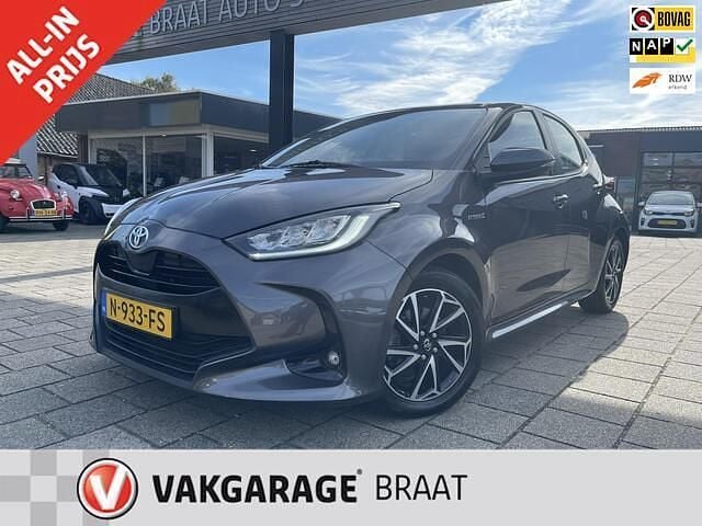 Grijs Occasion 2021 Toyota Yaris Hatchback | € 21.450 (Eerlijke prijs) - Afbeelding 1/4