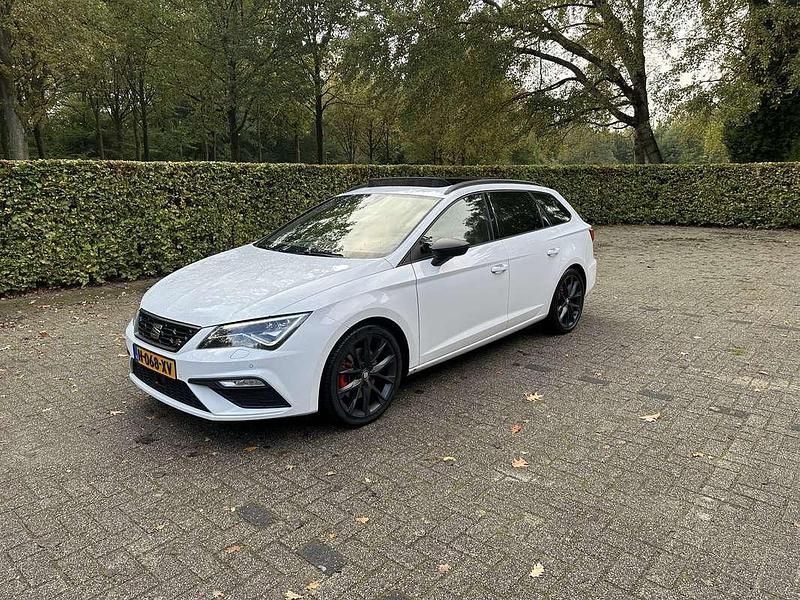 Wit Gebruikt 2020 Seat Leon FR Stationwagen | € 15.500 (Eerlijke prijs) - Afbeelding 1/4