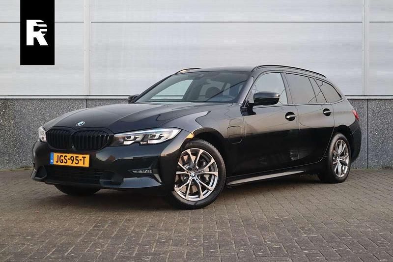 Zwart Occasion 2021 BMW 330e Sport Line Stationwagen | € 24.895 (Super prijs) - Afbeelding 1/4