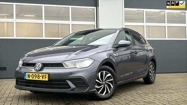 Grijs Gebruikt 2022 VW Polo Life Hatchback | € 20.900 (Eerlijke prijs) - Afbeelding 1/4