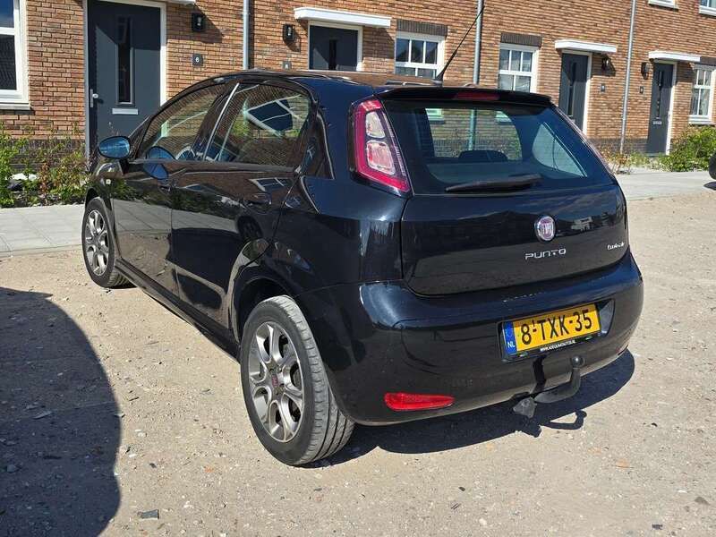 Zwart Gebruikt 2014 Fiat Punto Young Hatchback | € 4.000 (Goede deal) - Afbeelding 1/4