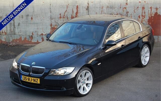 Zwart (metallic) Occasion 2005 BMW 325 Executive Sedan | € 4.950 (Eerlijke prijs) - Afbeelding 1/4