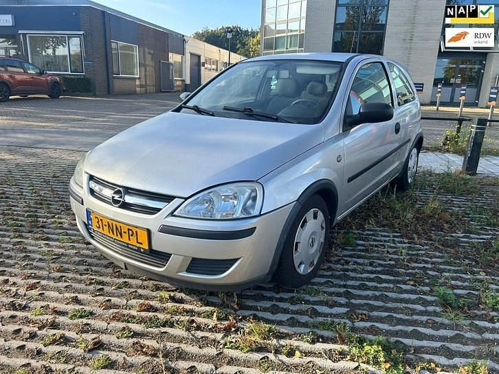 Grijs (metallic) Gebruikt 2003 Opel Corsa Essentia Stationwagen | € 1.099 - Afbeelding 1/4